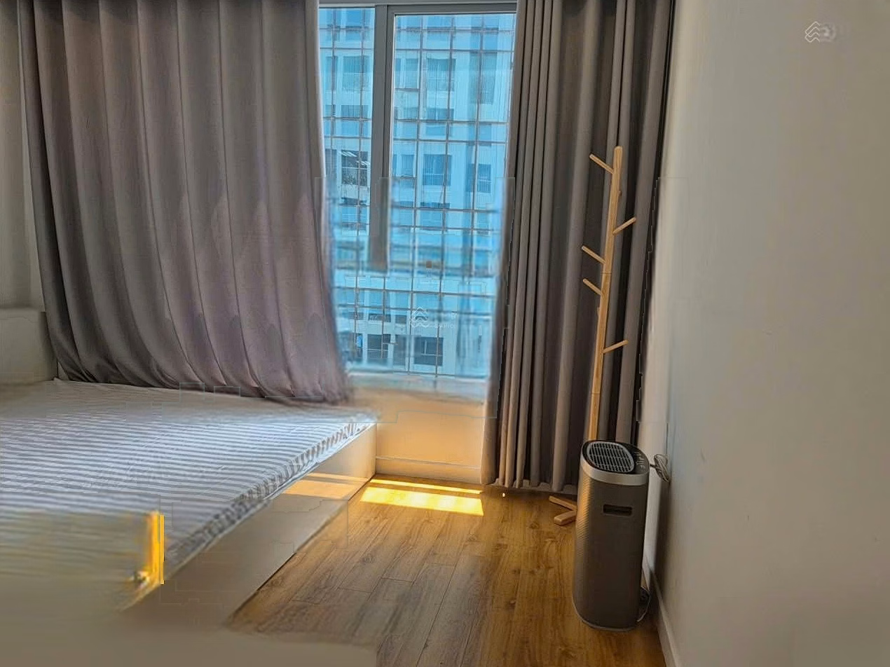 Owner for rent at Vinhomes Nguyen Chi Thanh apartment complex 86m2, 20th floor, beautiful view, Southeast direction