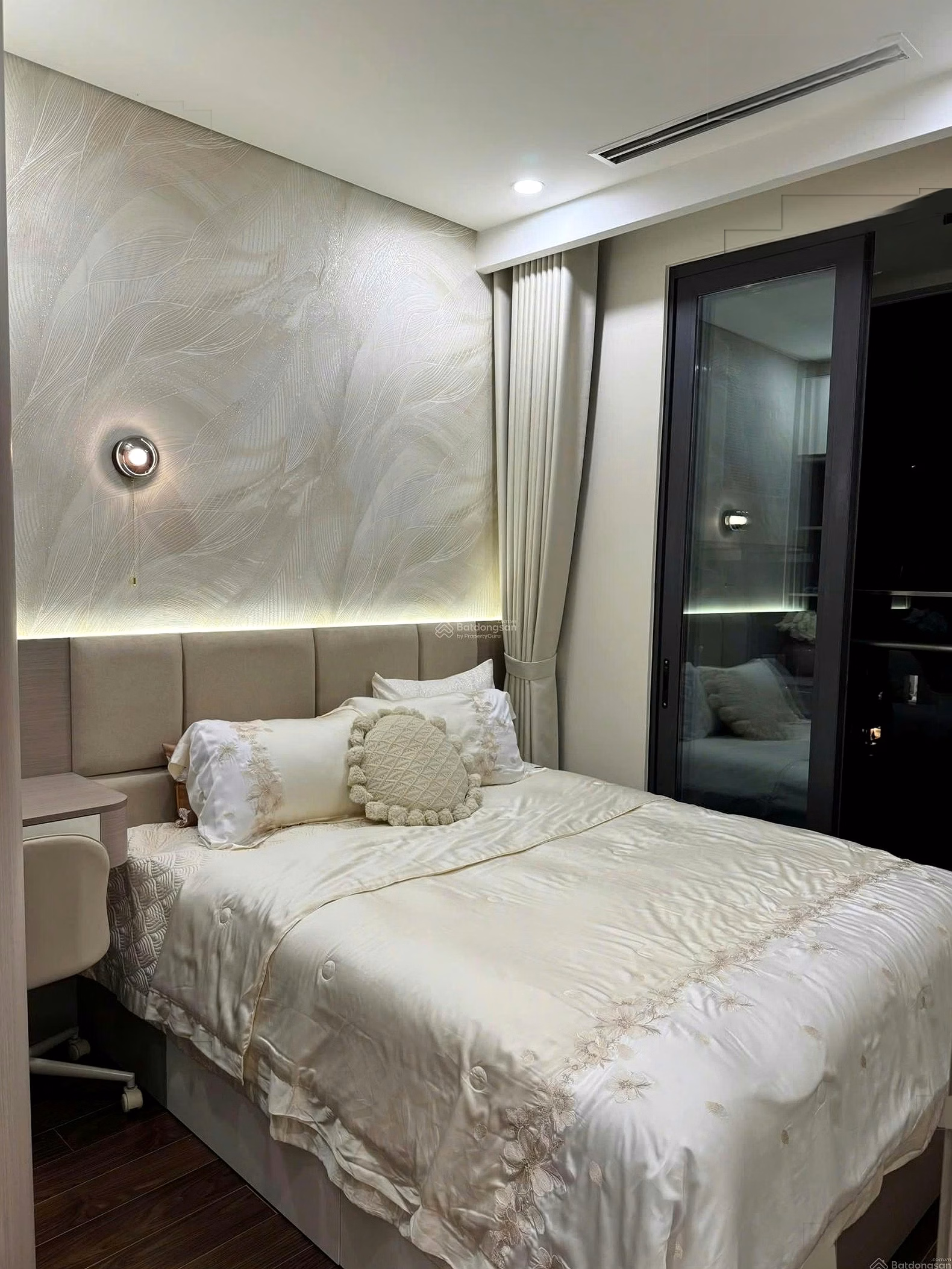 I am the owner who sold 2 apartments at a loss, 2 bedrooms 55m2 3.25 billion, 2 bedrooms + 63m2 3.75 billion high-end subdivision Vinhomes Smart City