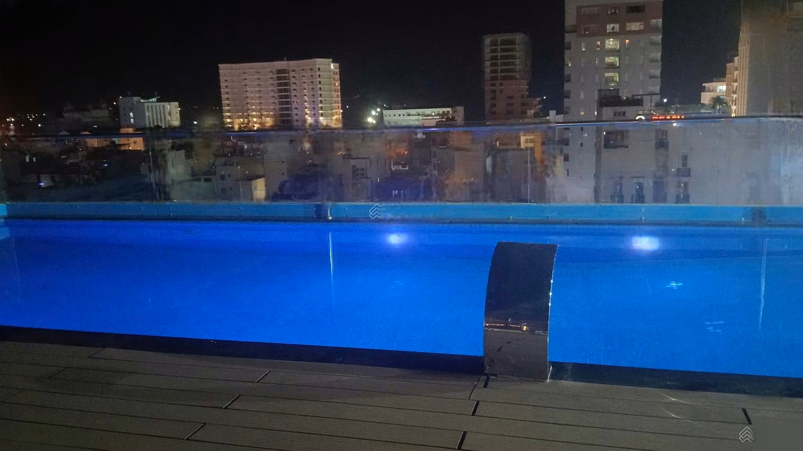 Penthouse for rent with sea view, 100m from My Khe beach. 400m2 floor. Month 70 p