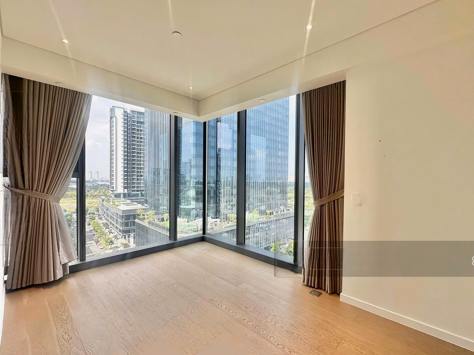 2 bedroom apartment for rent, full glass from ceiling to floor, corner apartment with very nice view 46 million/month