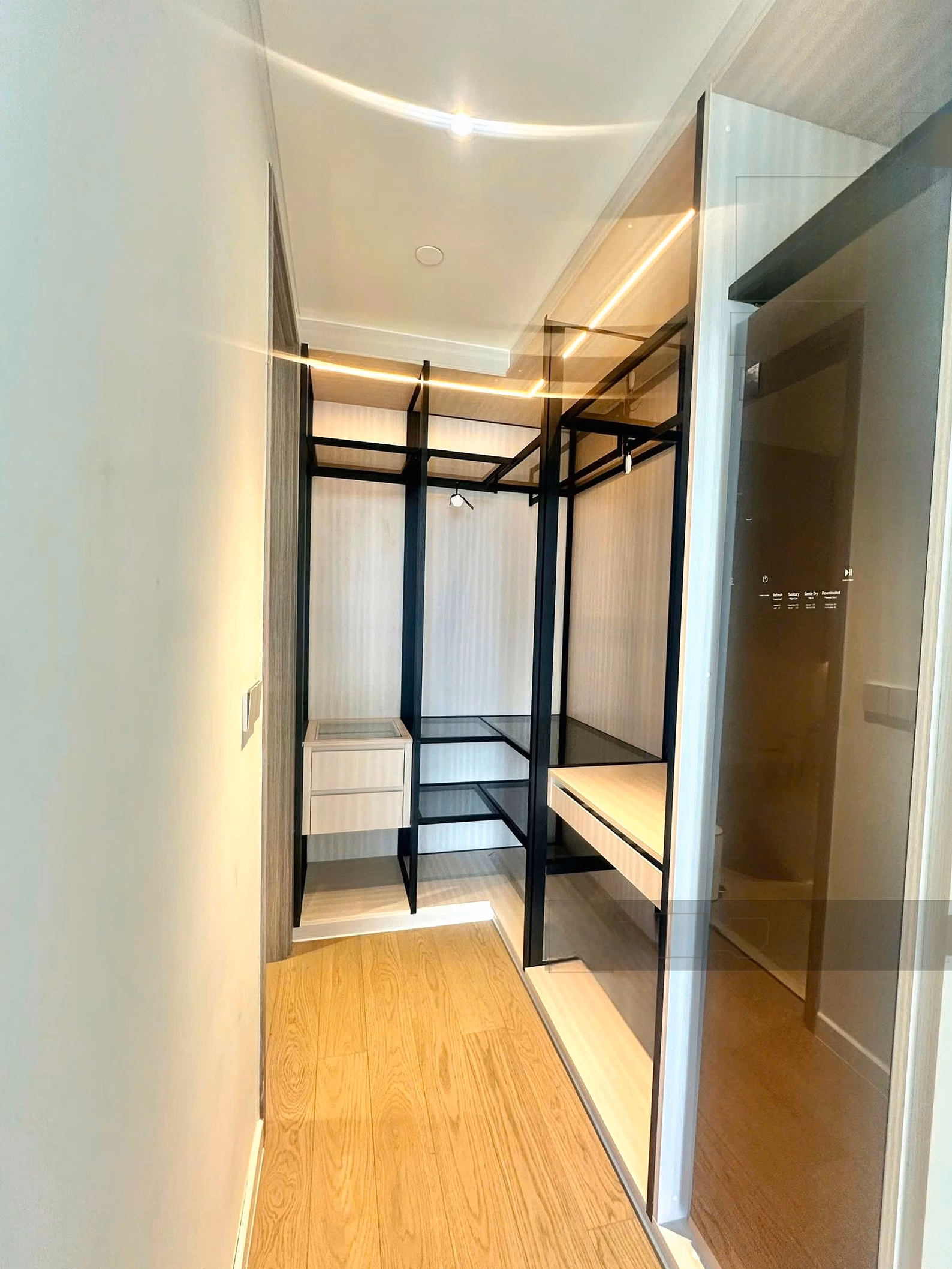 2 bedroom apartment for rent, full glass from ceiling to floor, corner apartment with very nice view 46 million/month