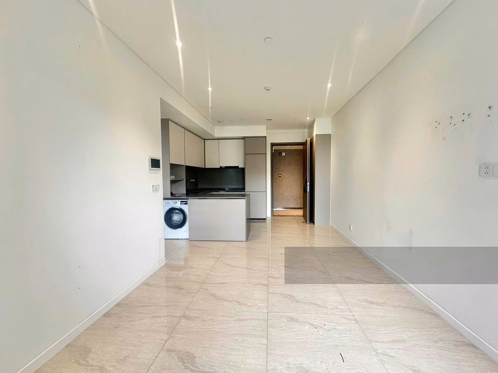 2 bedroom apartment for rent, full glass from ceiling to floor, corner apartment with very nice view 46 million/month
