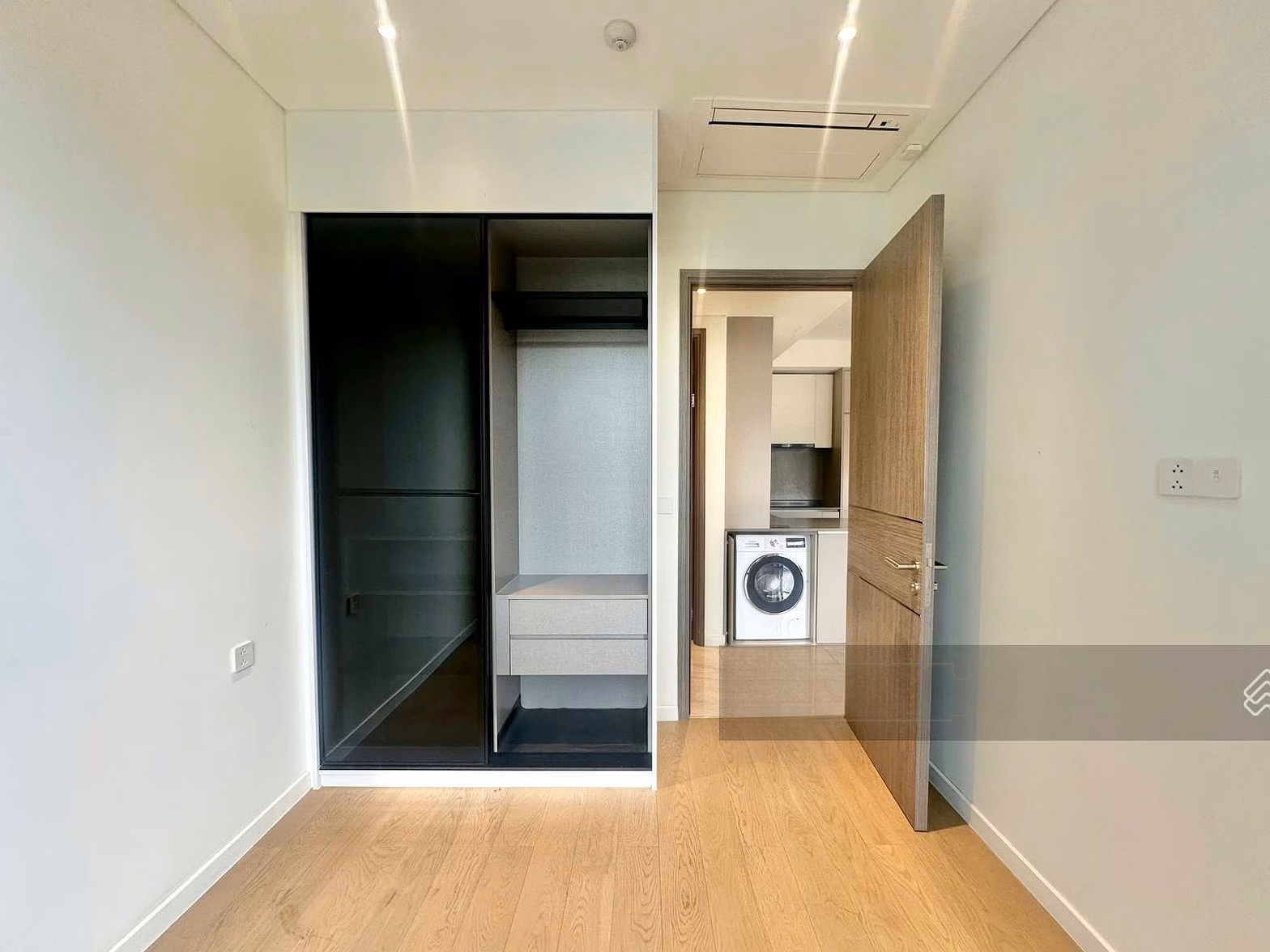 2 bedroom apartment for rent, full glass from ceiling to floor, corner apartment with very nice view 46 million/month
