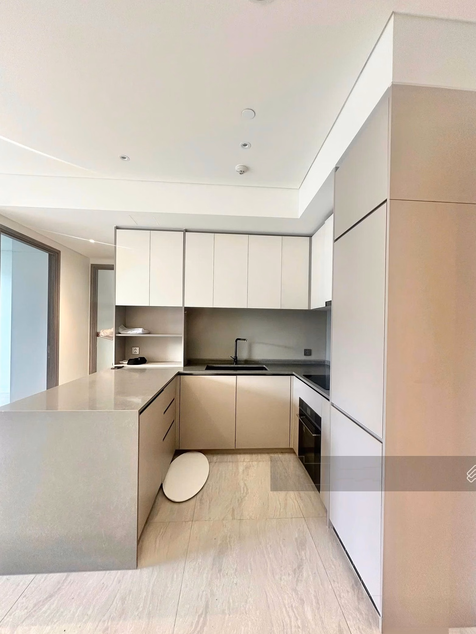 2 bedroom apartment for rent, full glass from ceiling to floor, corner apartment with very nice view 46 million/month