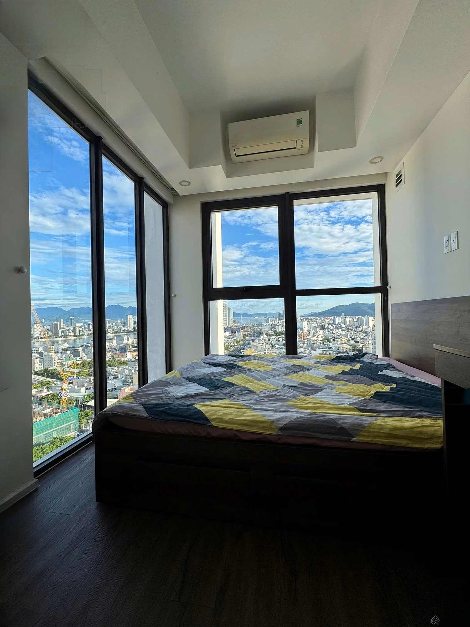 Corner apartment for rent, 66m2, 22nd floor, amazing city view for only 27 million/month