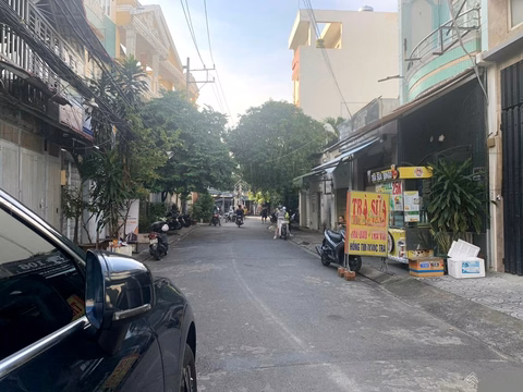 Empty house for rent, suitable for warehouse, spa, trading