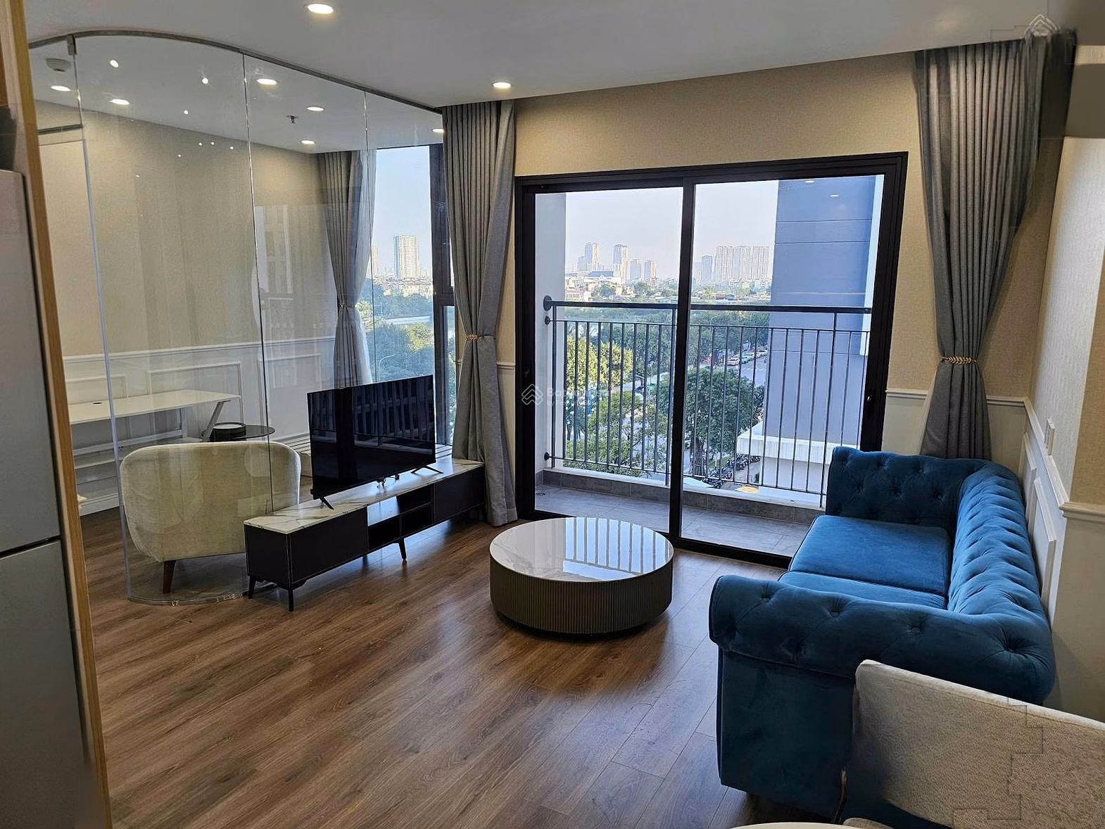 Owner offers to sell corner apartment 2N+, 64m2, Vinhomes Smart City, Dong Nam, price 3.8 billion, full furniture