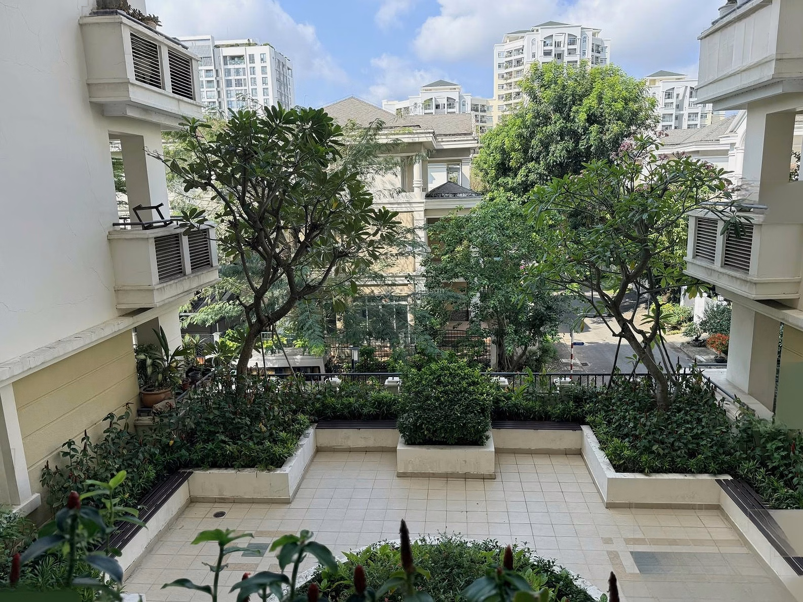 Selling Canh Vien Apartment 2, District 7, 3rd floor, garden villa view
