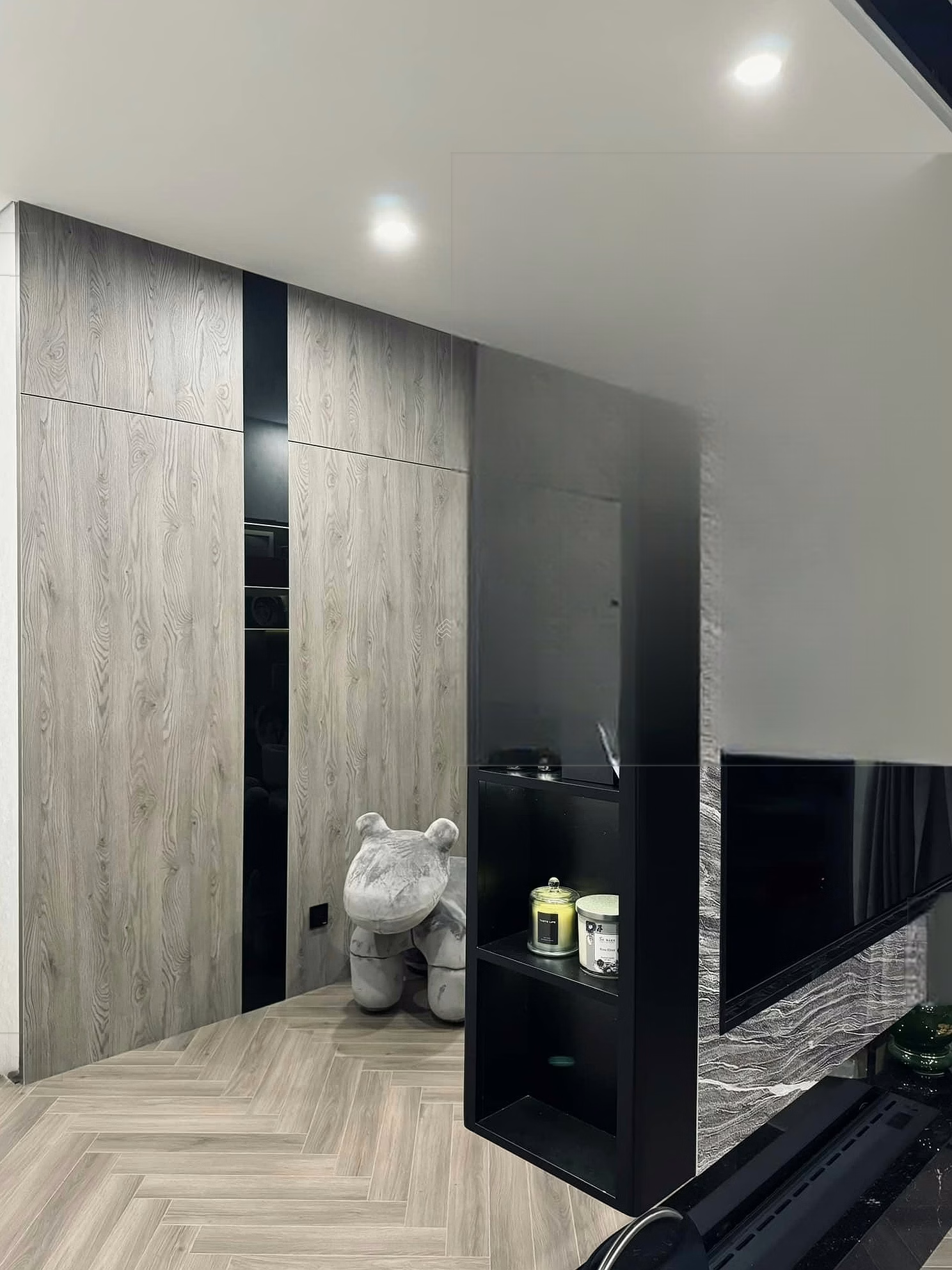 The owner rents a 3-bedroom apartment, full of high-class furniture, priced at 15 million (fees included)