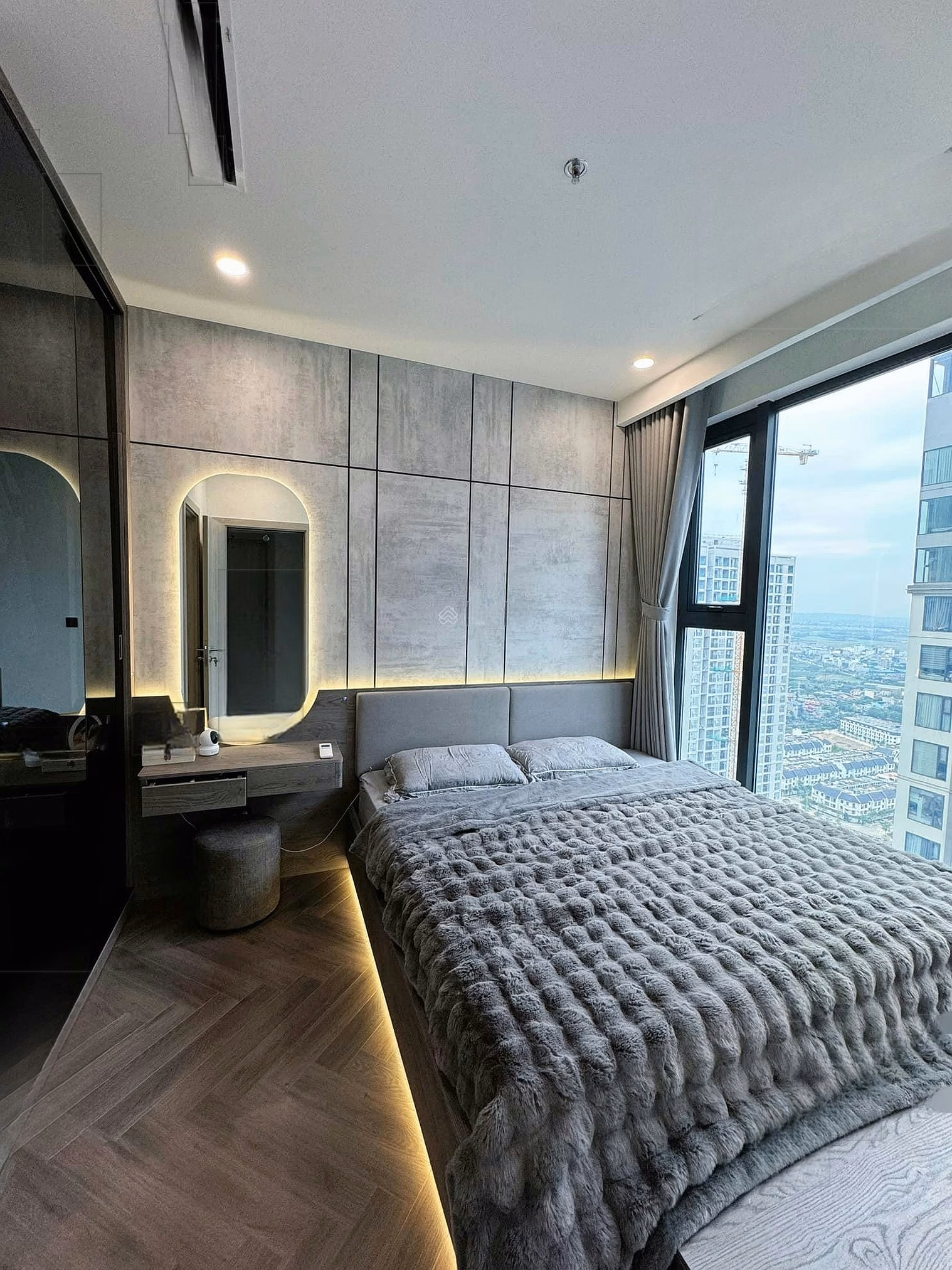 The owner rents a 3-bedroom apartment, full of high-class furniture, priced at 15 million (fees included)