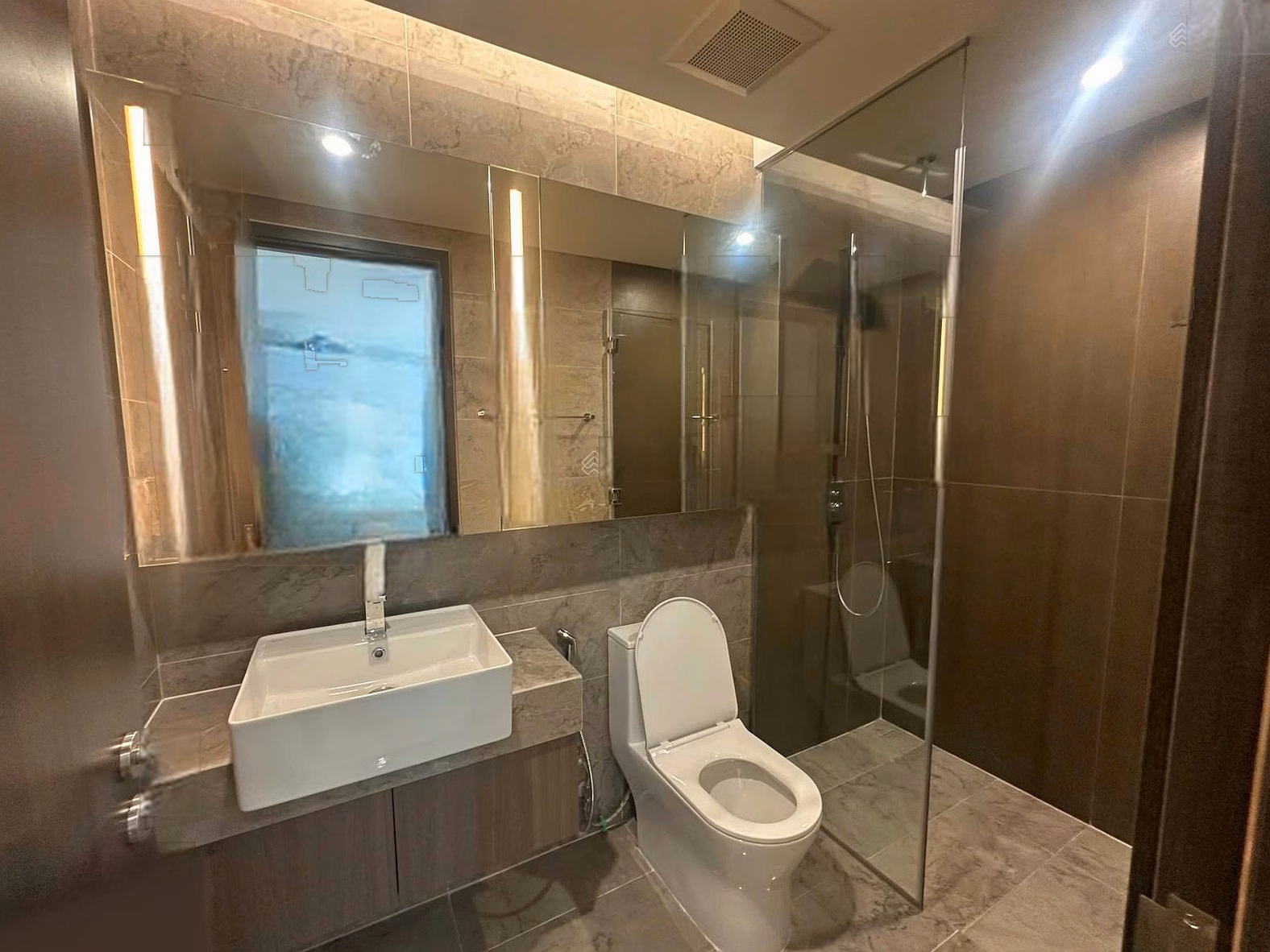 Hot! 2 bedrooms, 2 bathrooms, Lumière A2, luxury curved glass for rent | 60m | 12 million/month MPDV comes in immediately