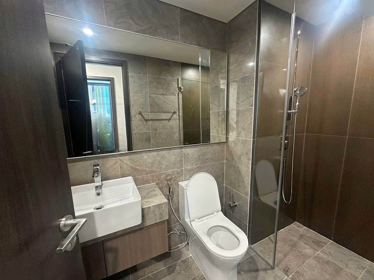 Hot! 2 bedrooms, 2 bathrooms, Lumière A2, luxury curved glass for rent | 60m | 12 million/month MPDV comes in immediately
