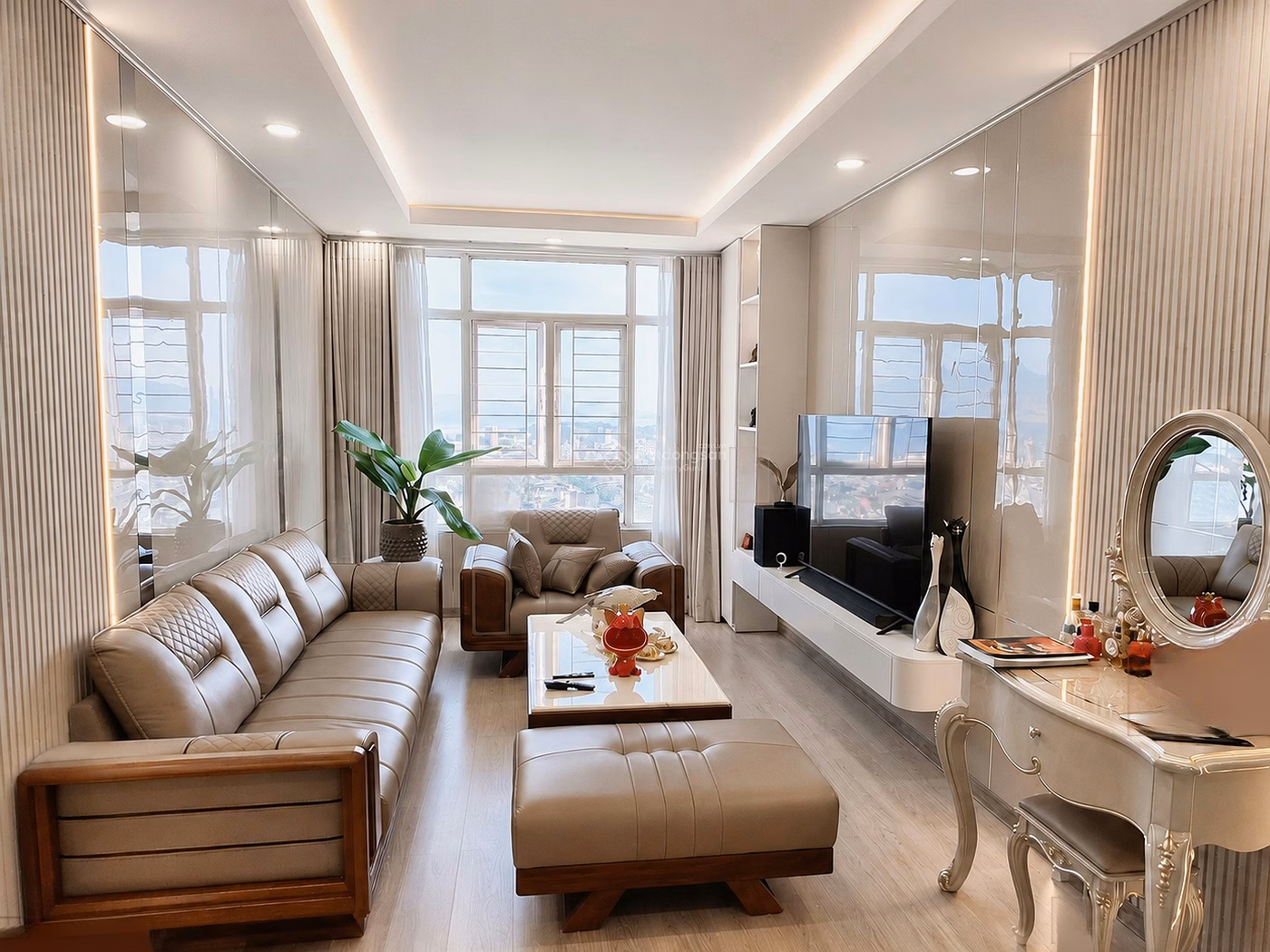 Rare large apartment for a family with 2 bedrooms, area 93.8m, right in the center