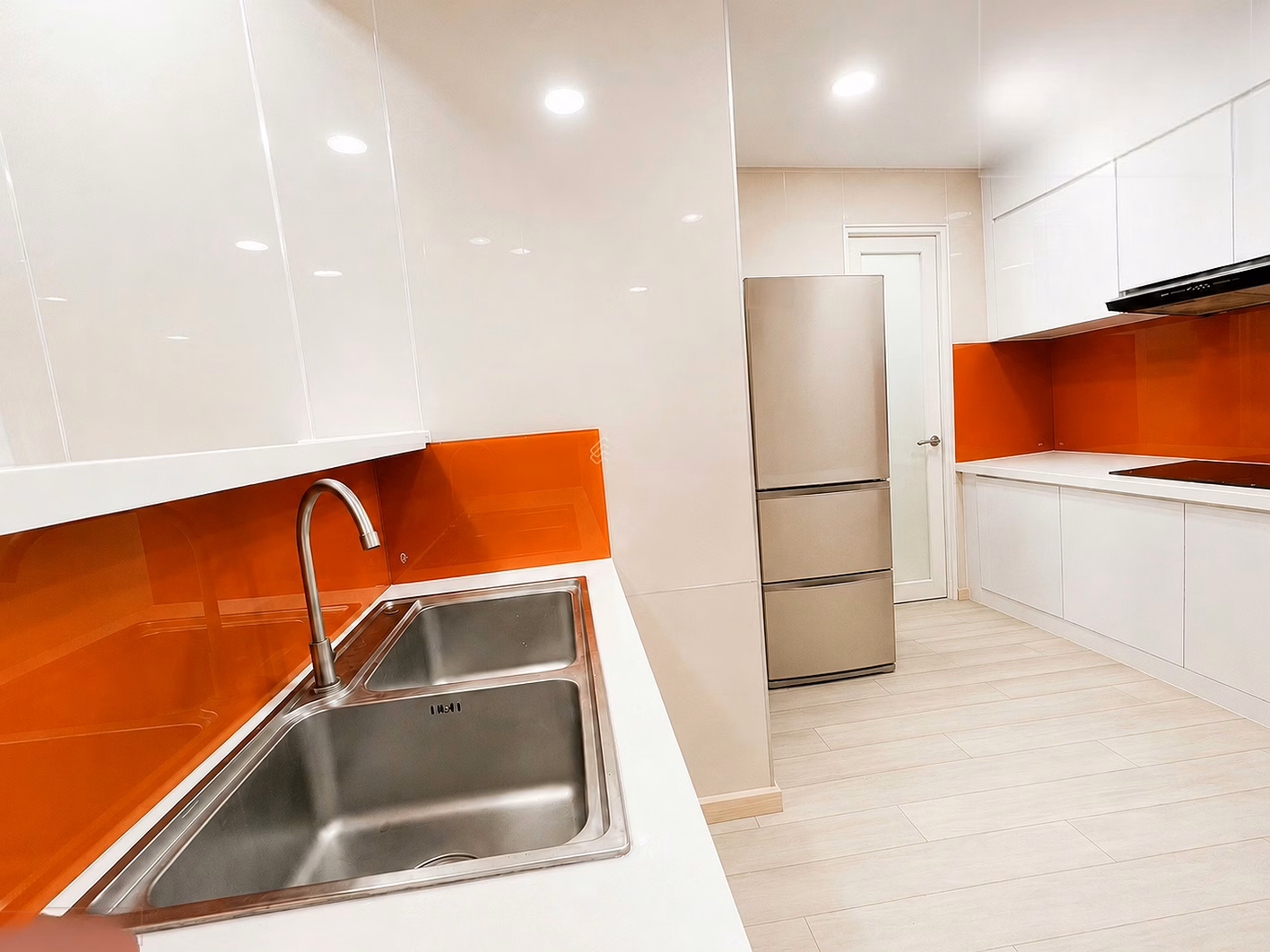 Rare large apartment for a family with 2 bedrooms, area 93.8m, right in the center