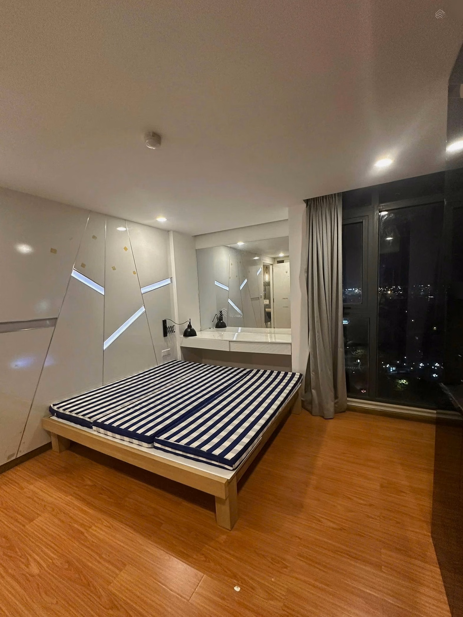 2 bedroom apartment for rent at Quang Nguyen building, Nguyen Huu Tho street, Hai Chau, Da Nang