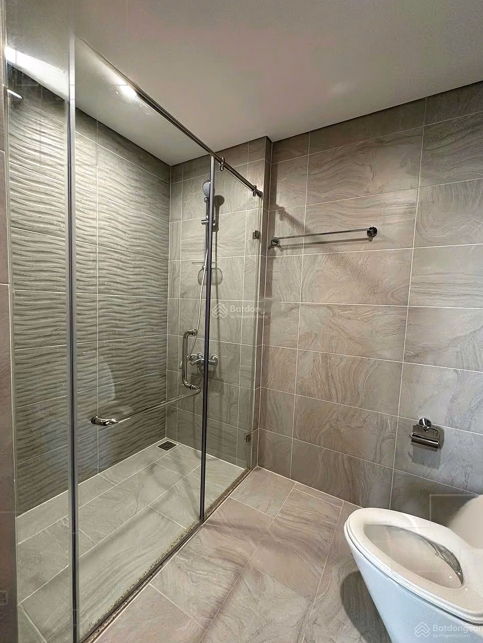 Cut a deep hole at Tonkin1 high-end building, 2 bedrooms-2 bathrooms, area 65m2, 5.x billion, Vinhomes Smart City urban area