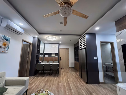 Offer to rent a 4-bedroom apartment - full of electronics - just bring clothes and move in immediately