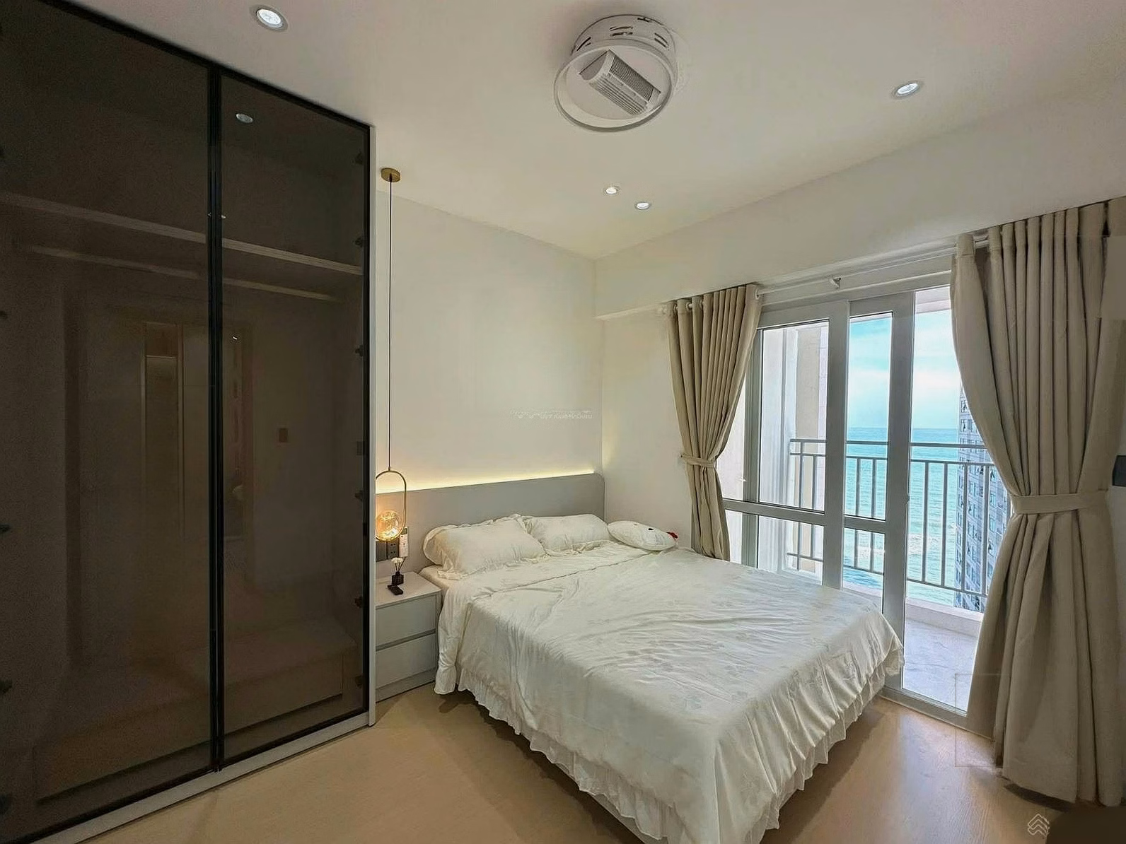 2 bedrooms, 2 toilets, direct sea view, very chill high floor balcony