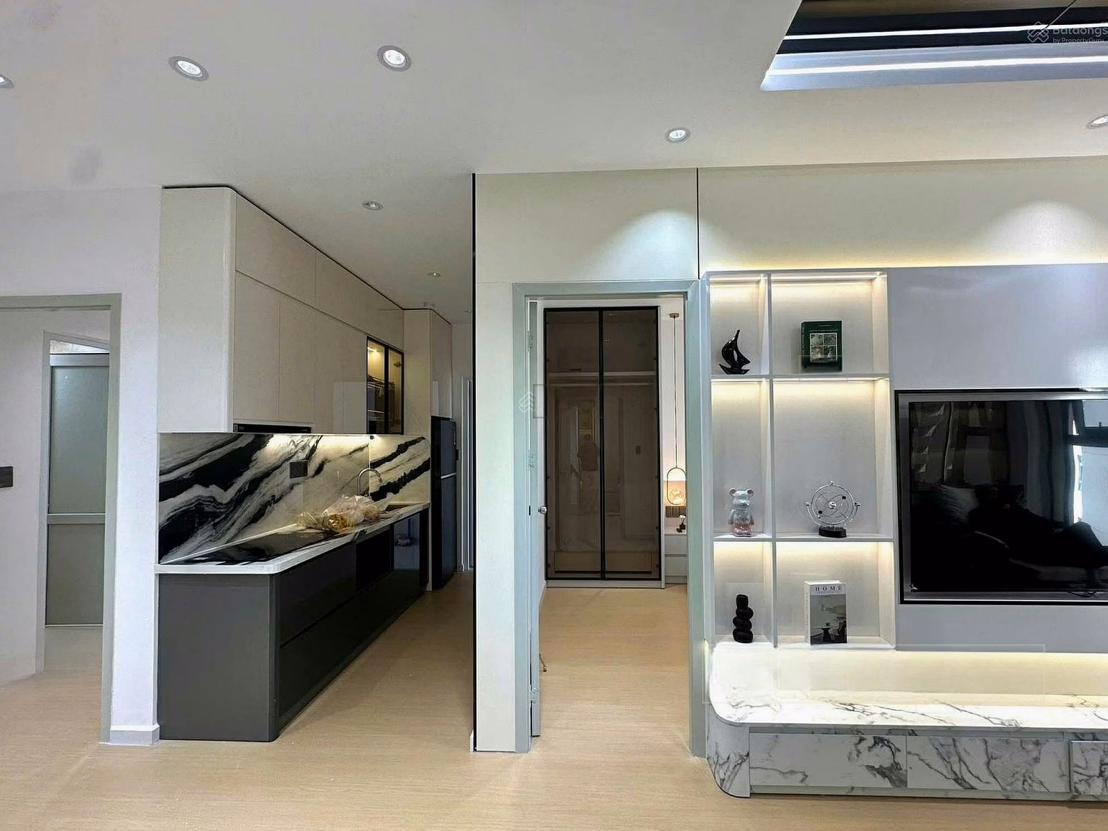 2 bedrooms, 2 toilets, direct sea view, very chill high floor balcony