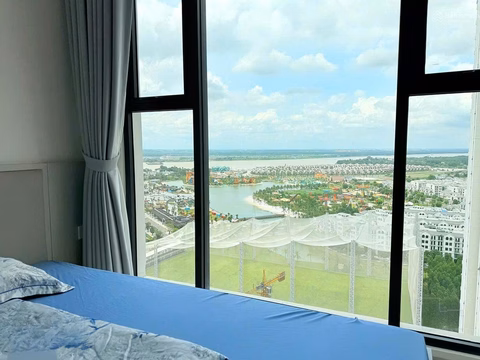 High-class 2 bedrooms right at Vincom, river view, fully furnished, free gym. Vinhomes Grand Park.
