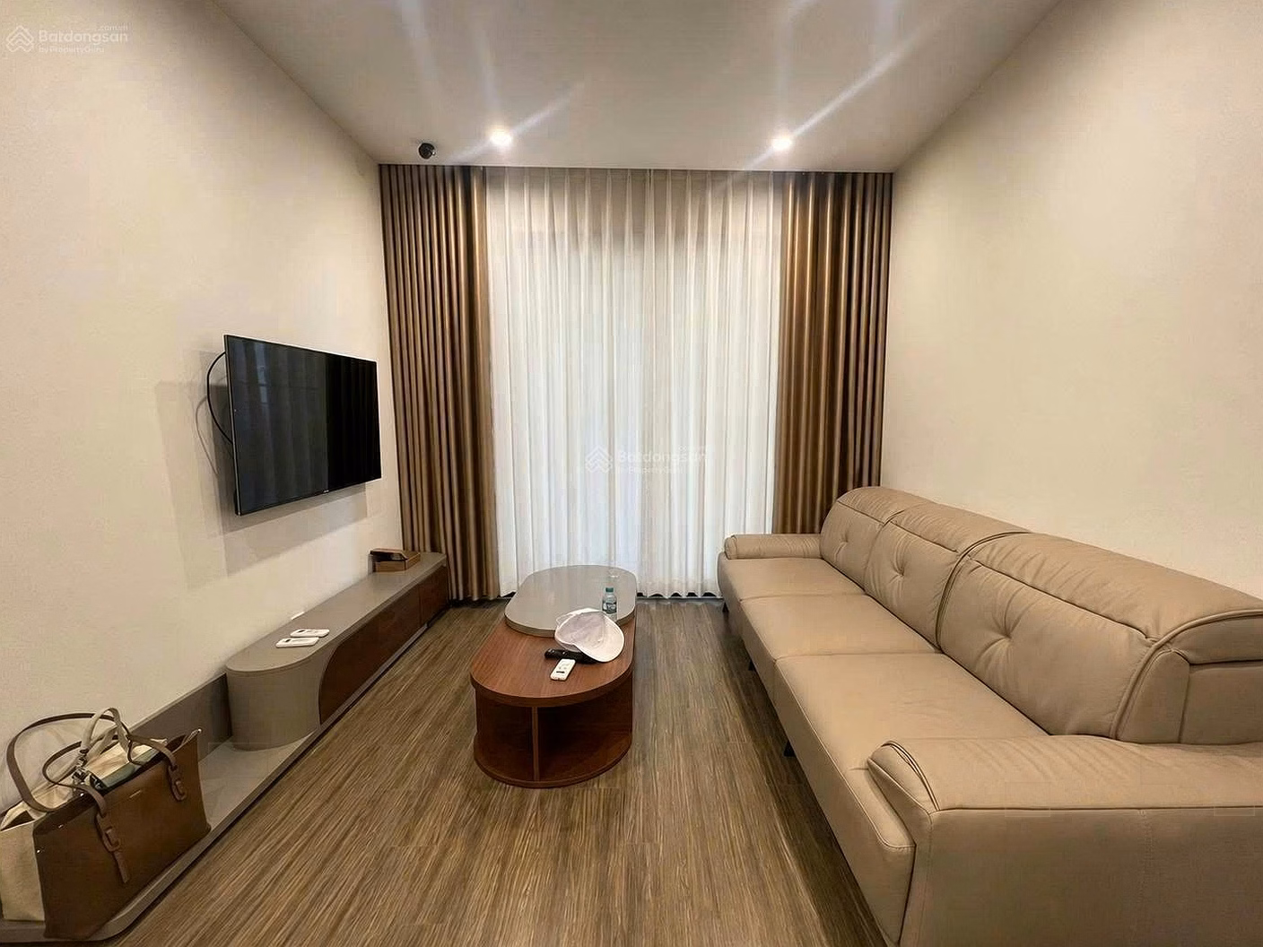 Owner sends 2 bedrooms, 2 bathrooms, 64m2 for rent at GS5 Vinhomes Smart City building, newly purchased furniture - only 12 million/month