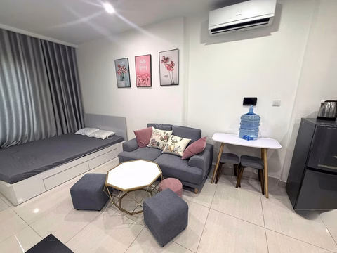 Available for rent Studio area 34m2 high floor full of beautiful furniture only 7 million view house 0974 325 ***