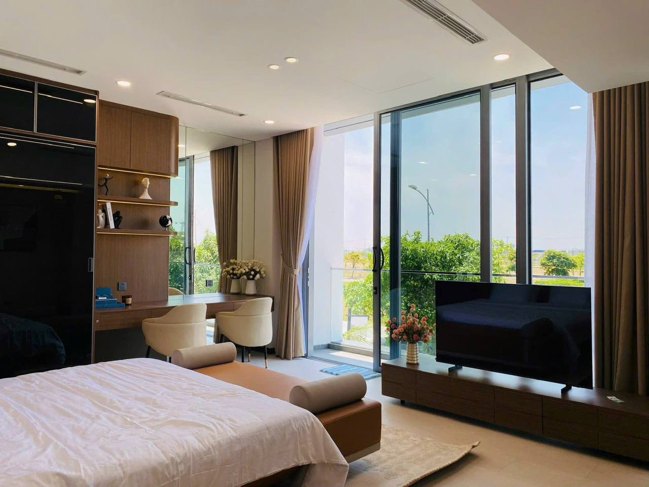 Luxury 4 Bedroom Villa with Pool, Sauna & Elevator