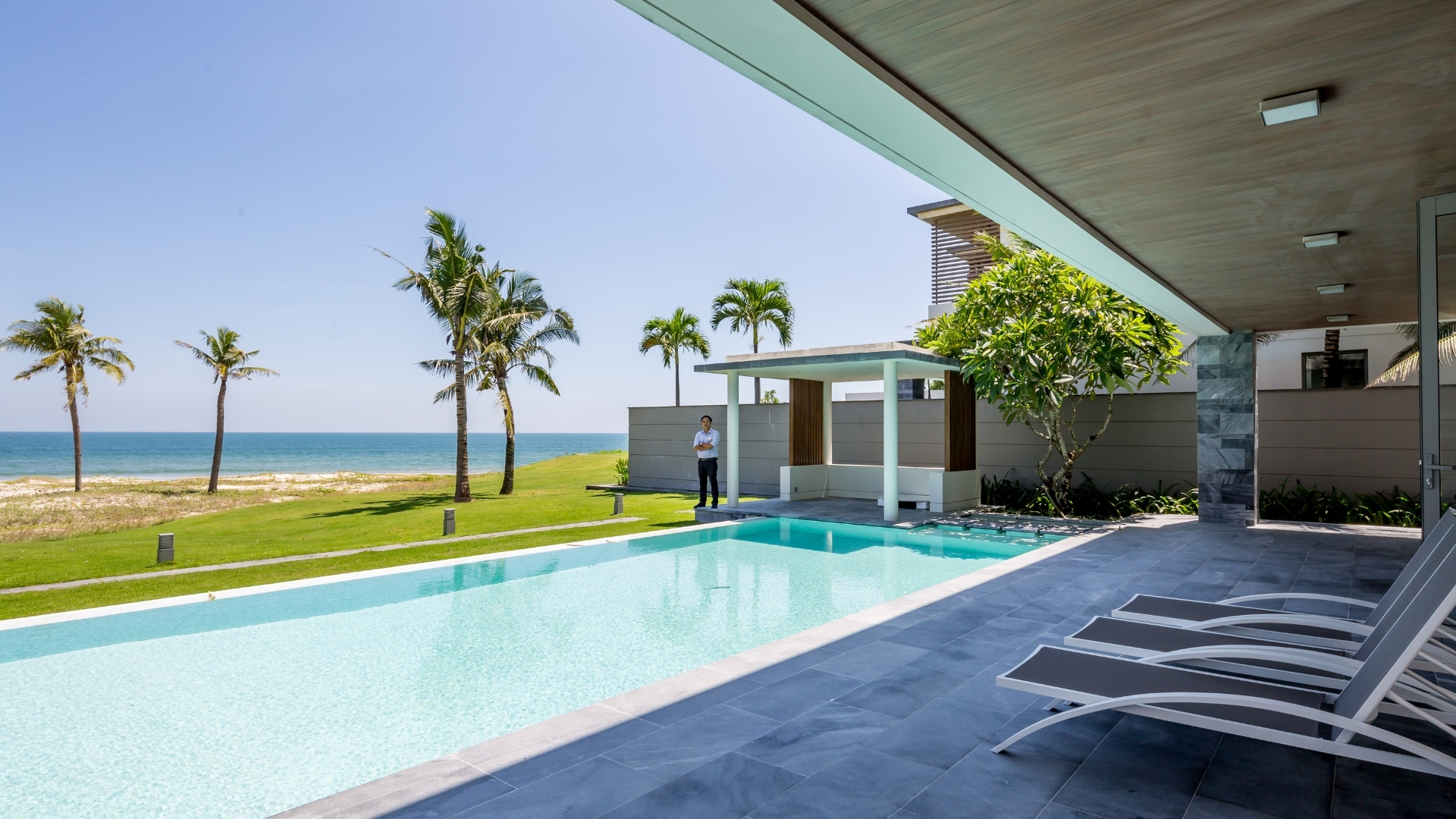Premier 6-BDR Beachfront – Da Nang Resort Villa