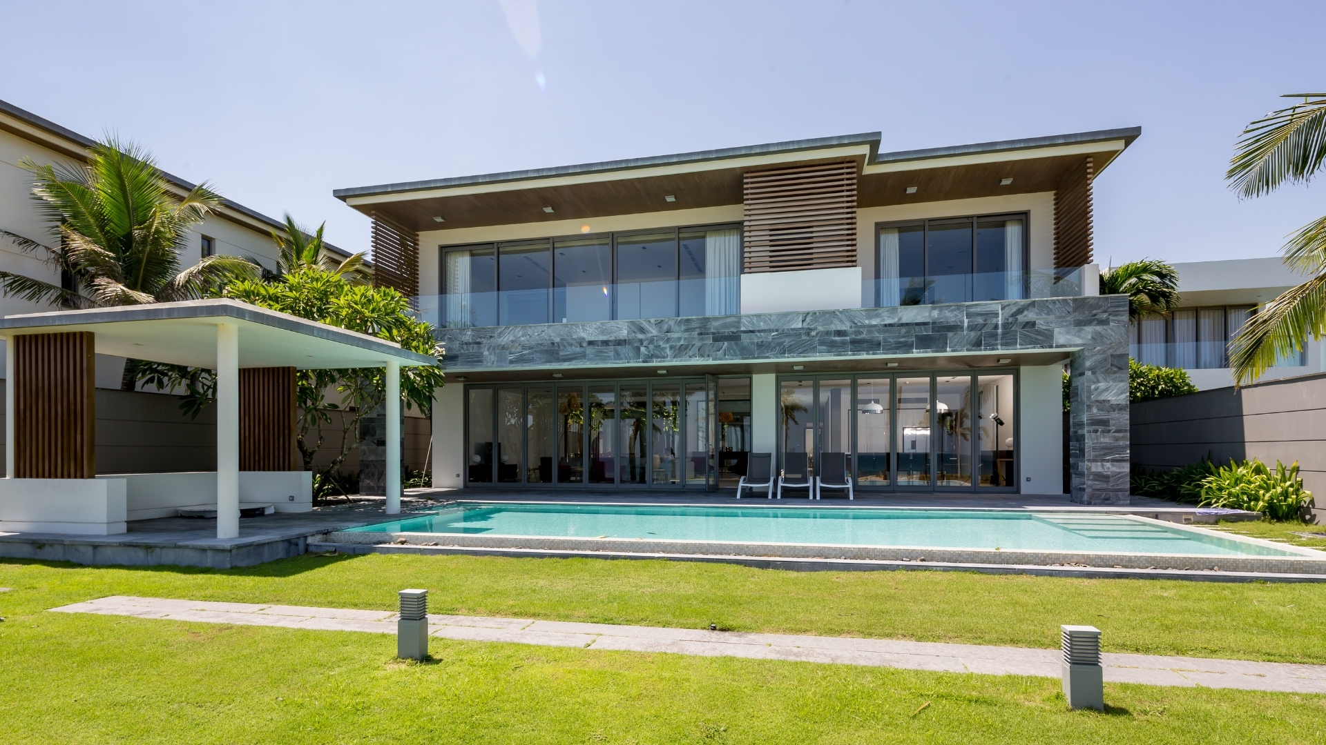 Premier 6-BDR Beachfront – Da Nang Resort Villa