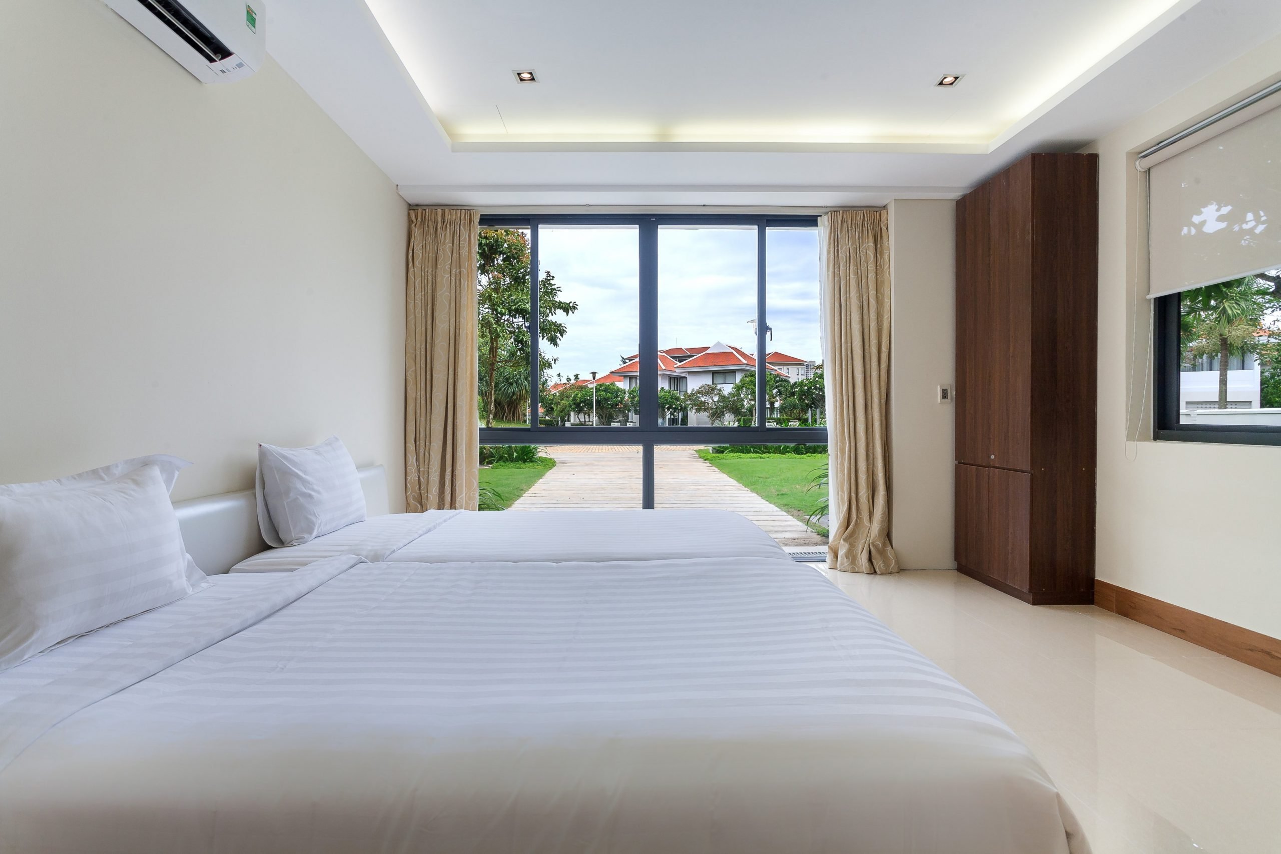Luxurious 4 Bedrooms Villa for Rent in Ocean Villas, Da Nang