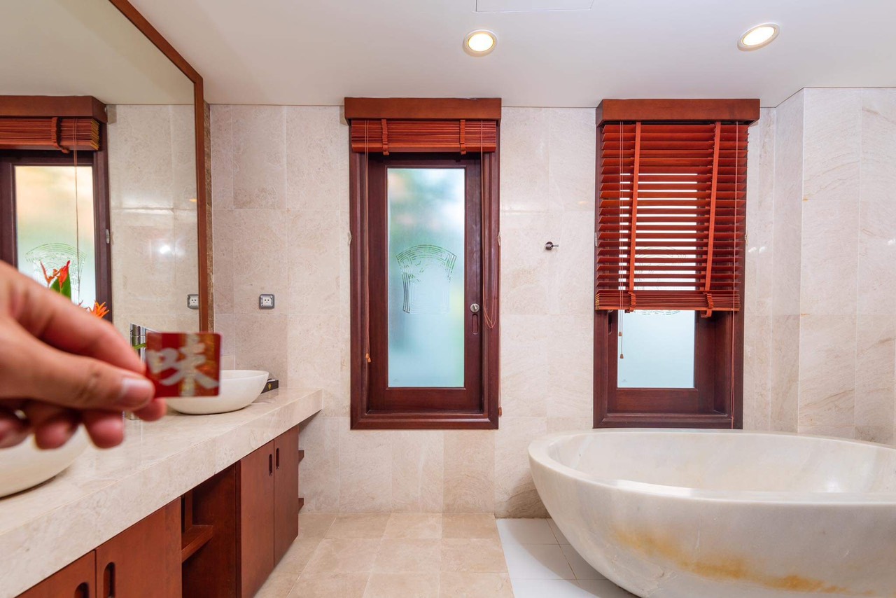 Luxurious 3 Bedrooms Villa by the Beach for Rent near Furama Resort, Da Nang