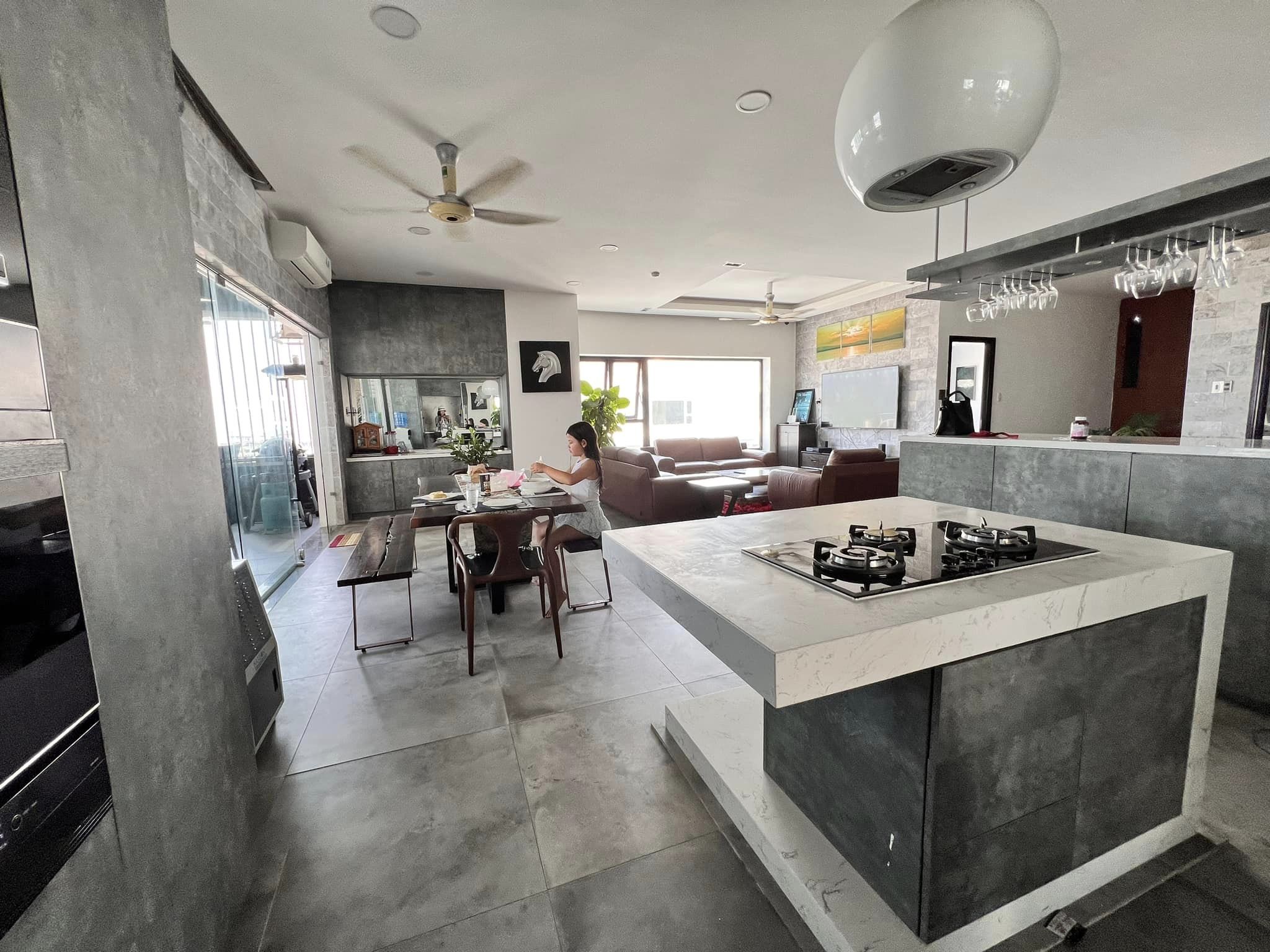 Luxurious 3 Bedrooms Penthouse with Riverview for Rent at Danang Plaza