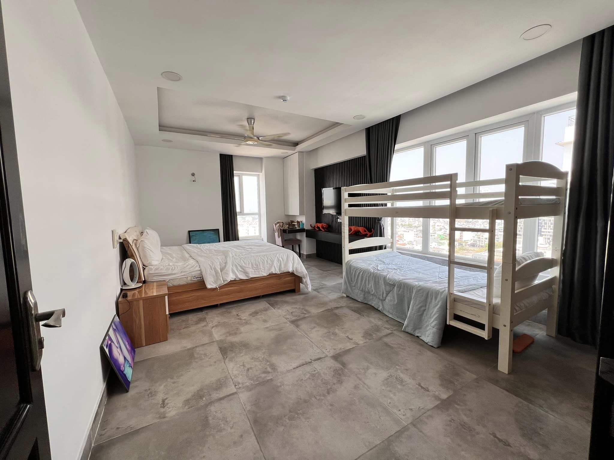 Luxurious 3 Bedrooms Penthouse with Riverview for Rent at Danang Plaza