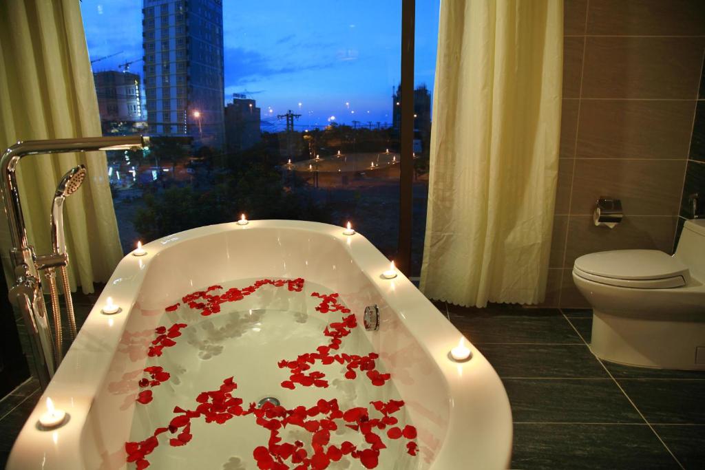 Hotel for rent in Danang – 4 star hotel near My Khe beach for rent