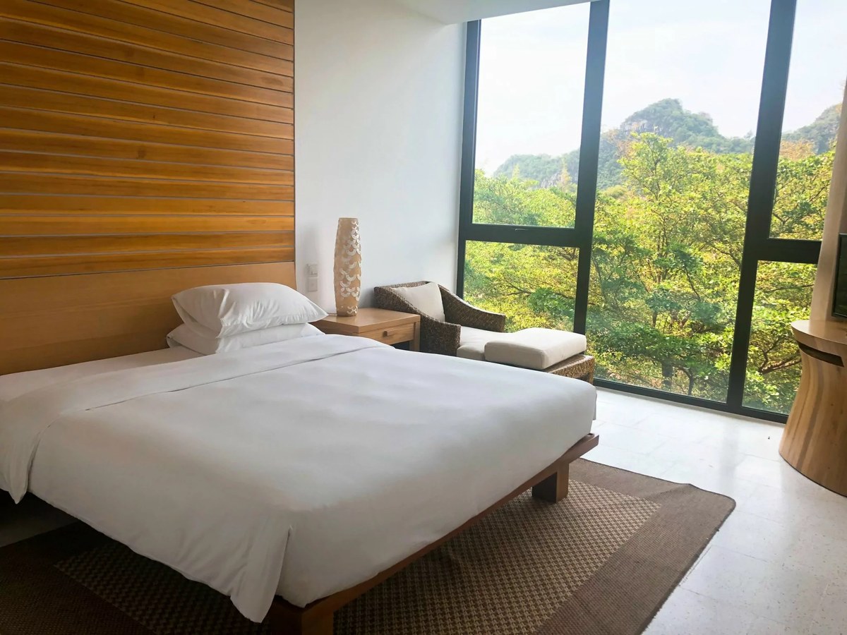 3 bedroom apartment for sale in Block D Hyatt Regency Da Nang Resort. Sale by a foreign owner