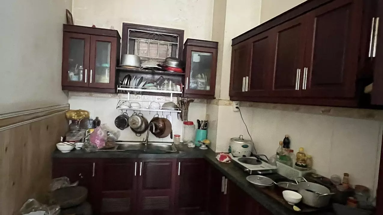 owner needs to sell 2-story concrete house ly  (complete 2 level 4 houses with cash flow of 10 million/