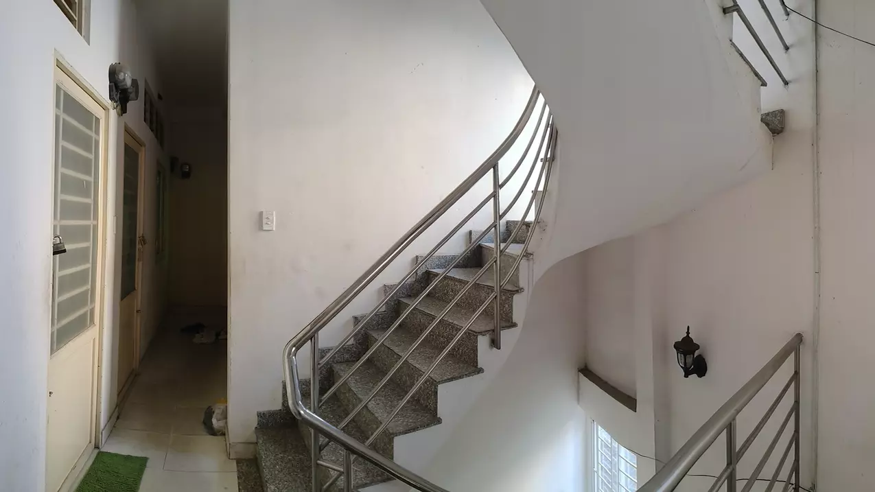 owner sells doan van bo front house with huge area, 15 rooms for rent.