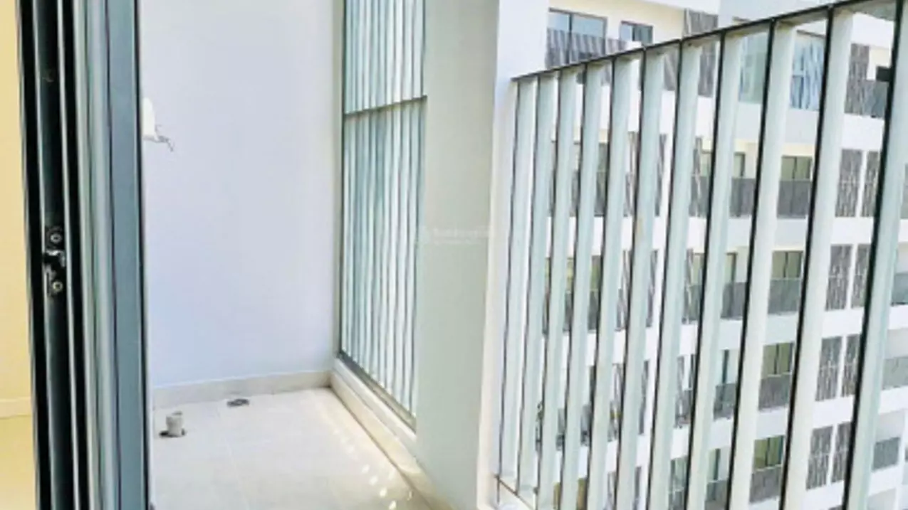 selling a 30m2 1-room apartment with furniture, right at rmit school for only 1,350 billion, brand new, not yet lived in. contact 