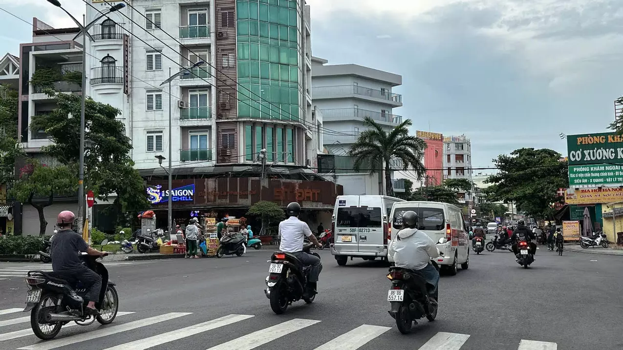selling chdv alley 12m le duc tho 6 floors with 7m horizontal basement 126m2 30 bedrooms tn 170 million right at the market 40 billion.
