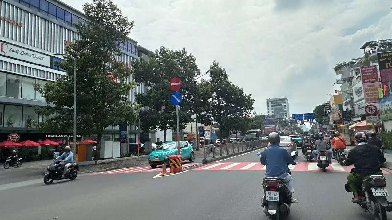 selling land to build a high-rise house of 112m2, duong quang ham, 4m wide, close to binh thanh, slightly 11 billion.