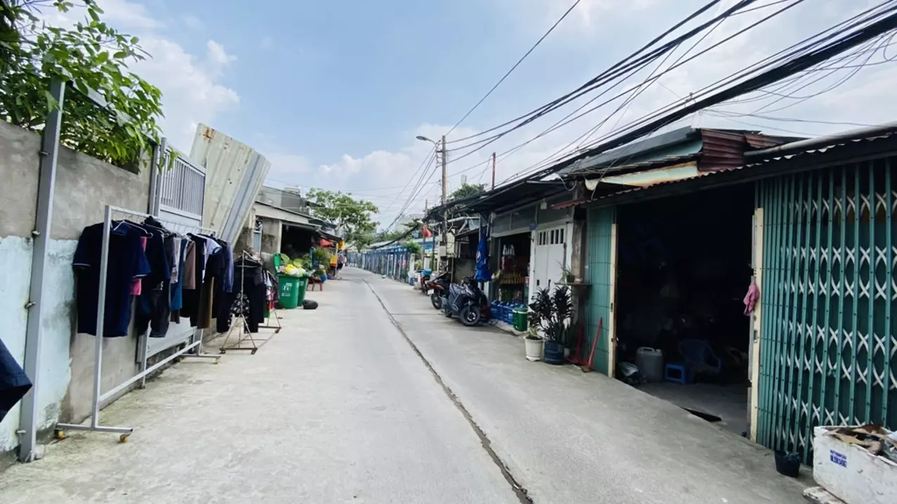 selling a row of apartments in a truck alley with income of 180 million/year 376 huynh tan phat, district 7, 81m2, price 6 billion