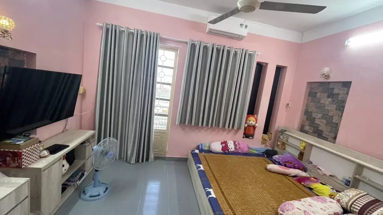 selling large horizontal space 9.5 - with 2 front and rear side - back of car to door - nguyen tat thanh street and