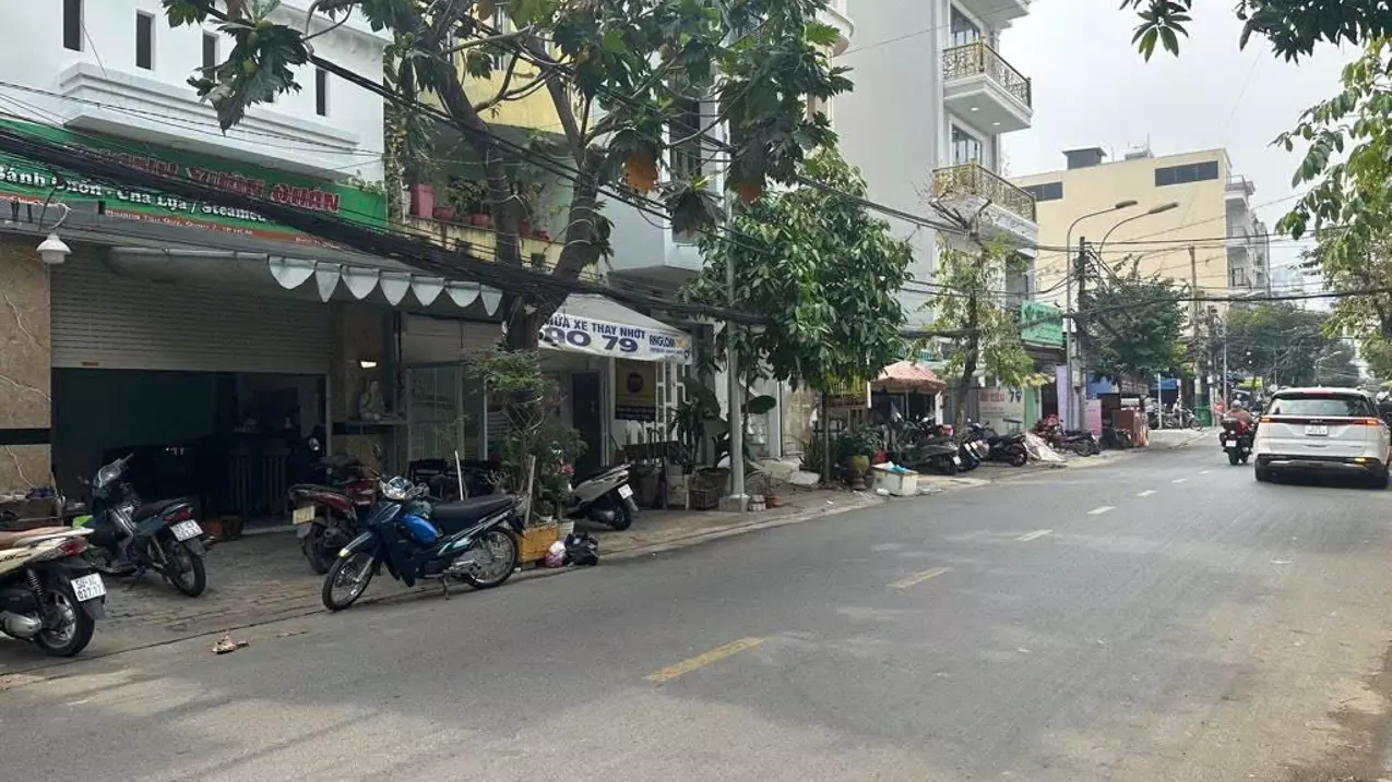 only 6 billion houses in the center of district 7 - street 79