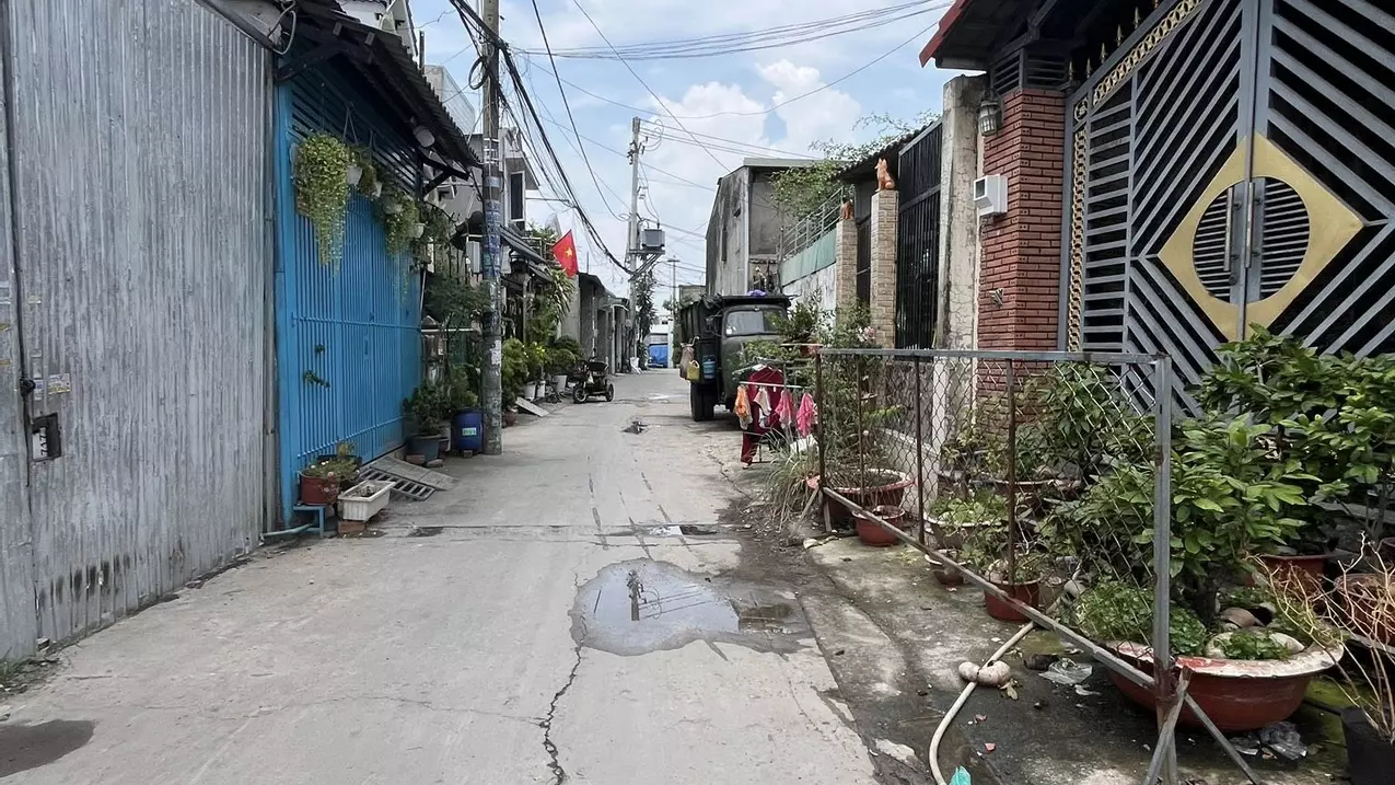 owner needs to sell 2-story concrete house ly  (complete 2 level 4 houses with cash flow of 10 million/