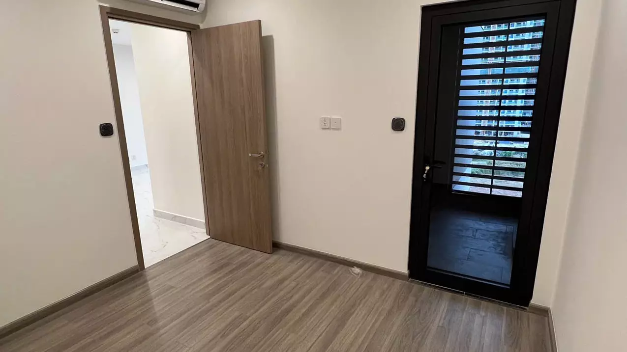 for sale 2br gh apartment, direct swimming pool view as pictured, middle floor, extremely cool se direction price only 3 billion 470 all in