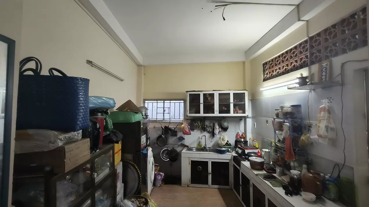 owner sells doan van bo front house with huge area, 15 rooms for rent.