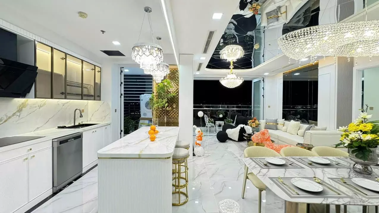 selling a unique 4-bedroom luxury apartment in vinhomes central park