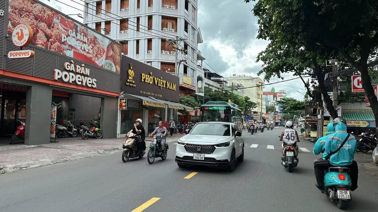 selling land to build a high-rise house of 112m2, duong quang ham, 4m wide, close to binh thanh, slightly 11 billion.