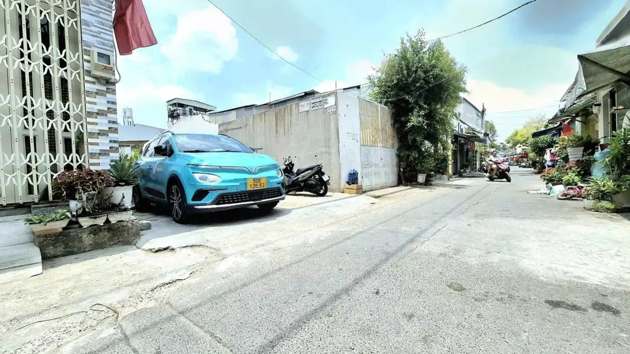 3 billion 950 available immediately 8m 5.5x15 car alley lot
