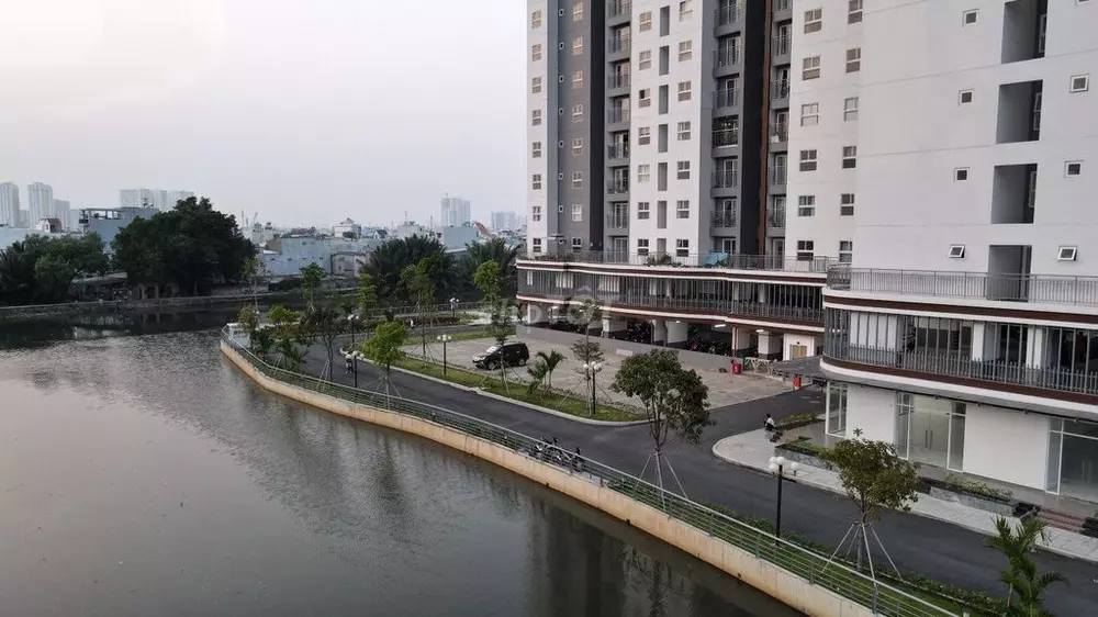 400 million buy house near district 1, live and rent immediately, 2 bedroom apartment 84m2